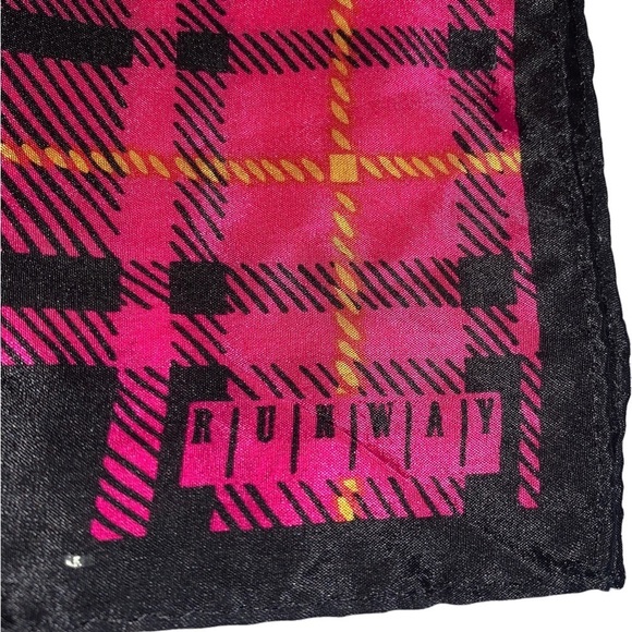 RUNWAY SCARF - Picture 4 of 4